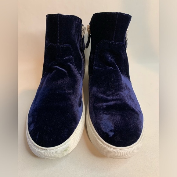 Gentle Souls by Kenneth Cole Dark Blue Velvet Ankle Booties Women's 9.5M - Picture 2 of 8